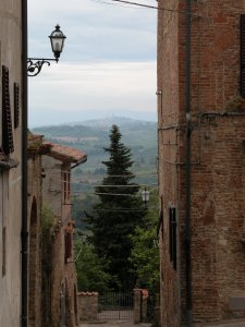 Vista di S.Gimignano
dai vicoli di Gambassi Terme
(16918 bytes)